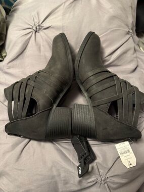 NWT Time and Tru size 8 women’s gray/brown booties.